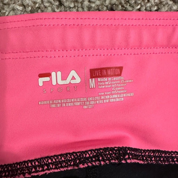 Women’s FILA work out capris - Picture 3 of 5